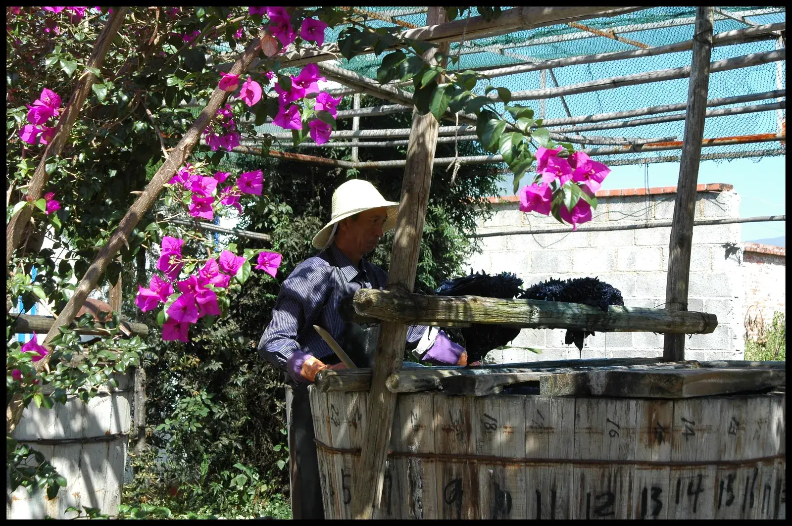 Traditional Bai tie-dye craft in Zhoucheng