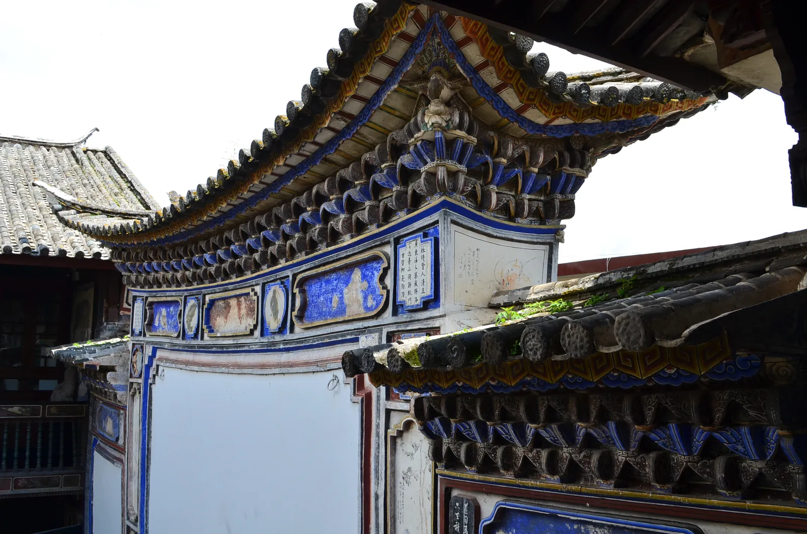 Bai reflecting wall at a courtyard house in Xizhou, Dali