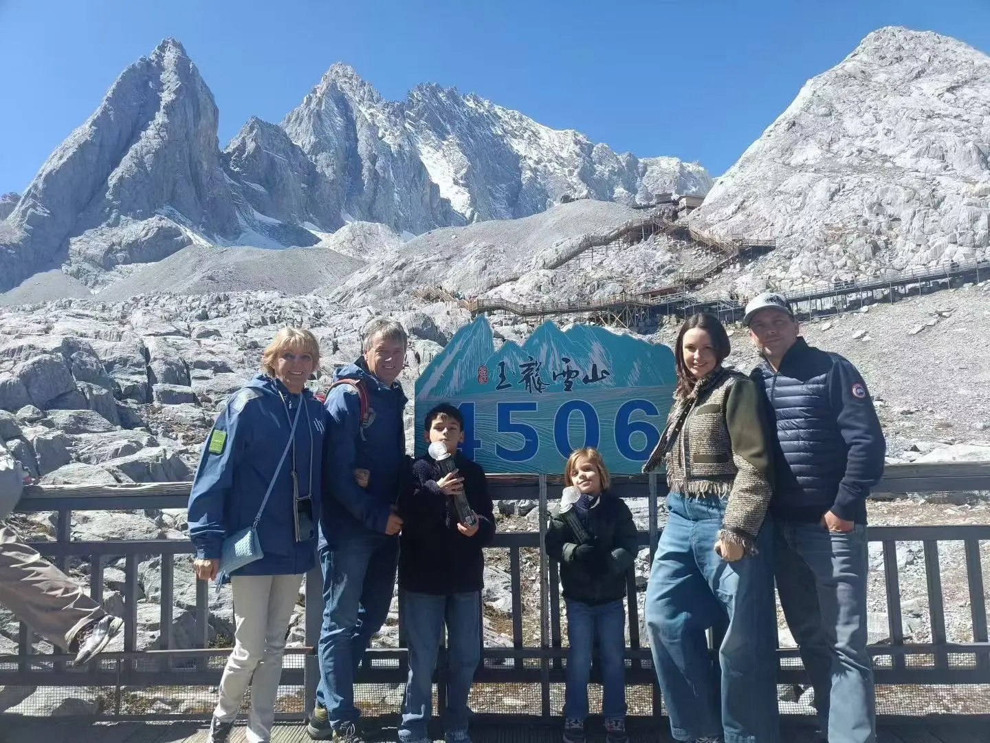 A private party at the 4,506 m Glacier Park platform on Jade Dragon Snow Mountain